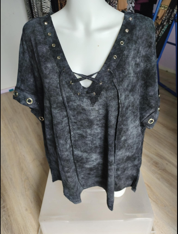 TEE SHIRT NOIR AVEC LACAGE TAILLE 54/56