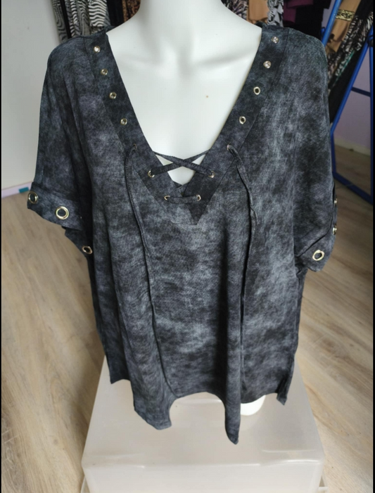 TEE SHIRT NOIR AVEC LACAGE TAILLE 54/56